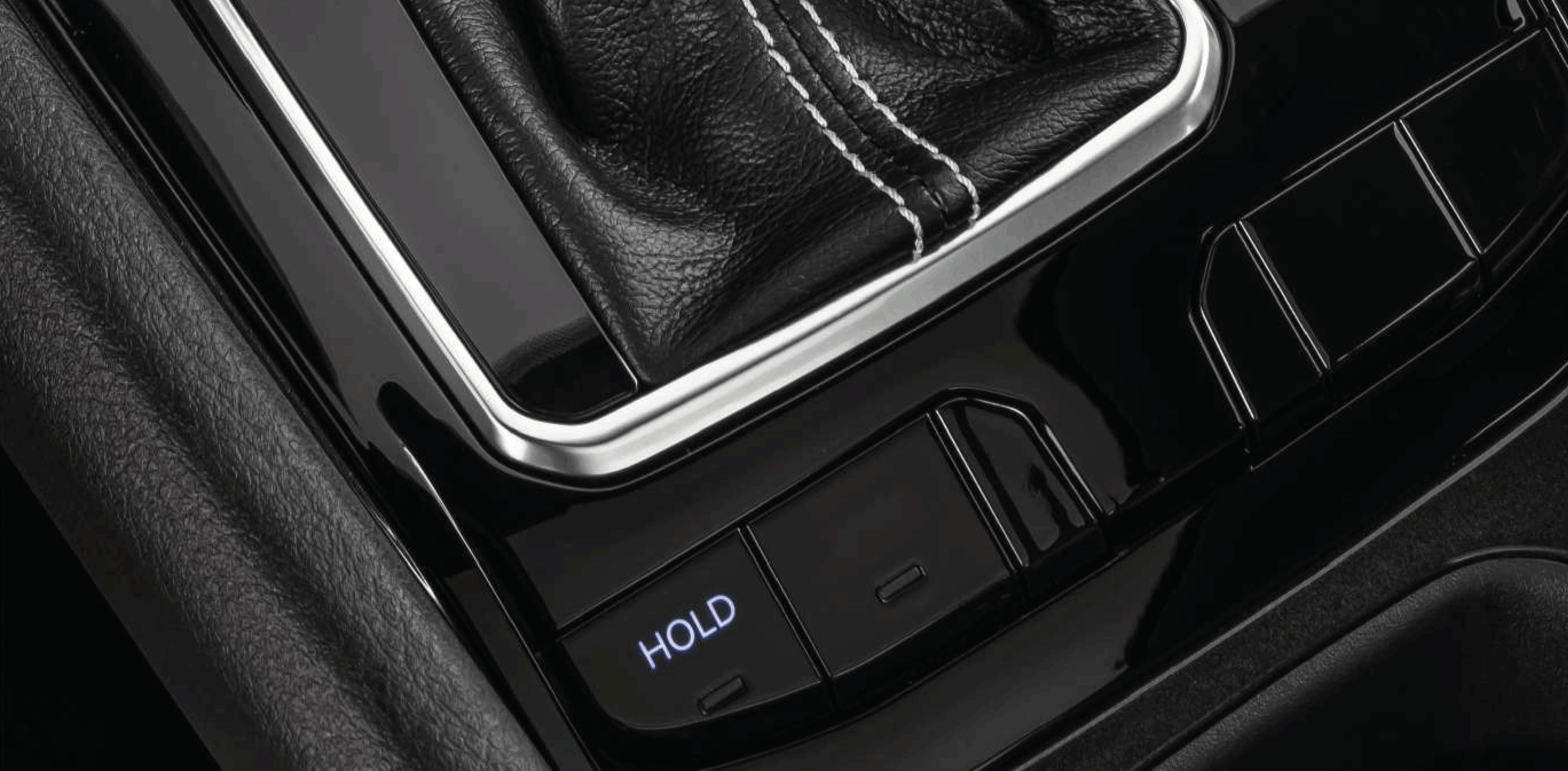 Botón de "HOLD" en la palanca de cambios de un Jeep